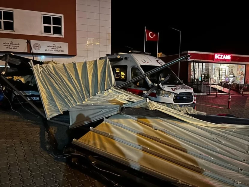 Şadlıq sarayının damı maşınların üzərinə düşdü
