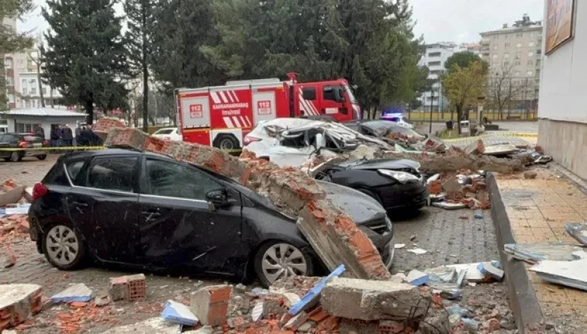 Valideyn iclasına gələn ata və iki uşağının üstünə divar aşdı