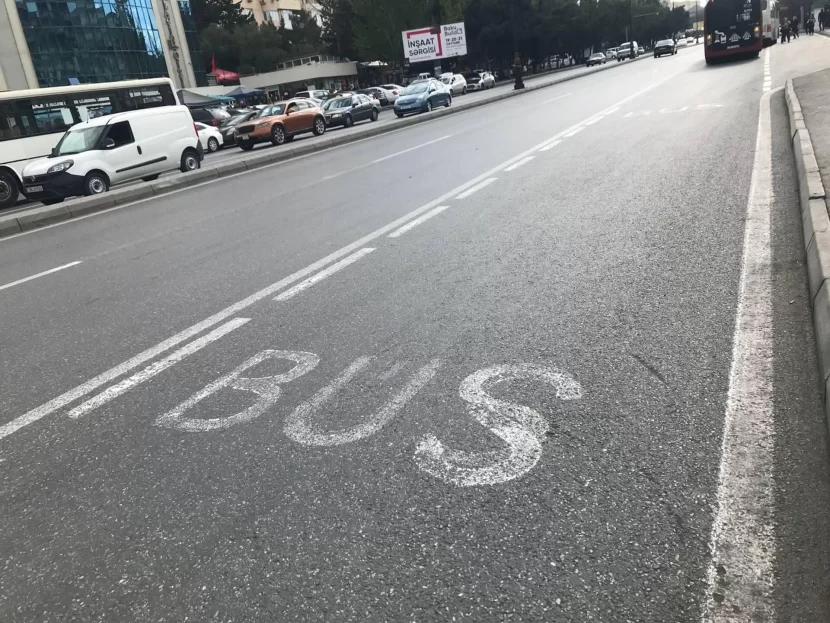 Avtobus zolağı bu yolda qəza şəraiti yaradır
