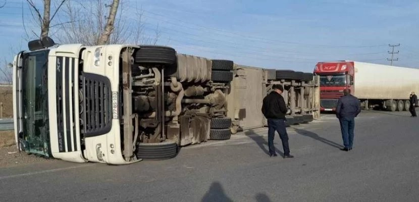 Bakı Quba yolunda TIR aşdı : Xəsarət alanlar var - VİDEO