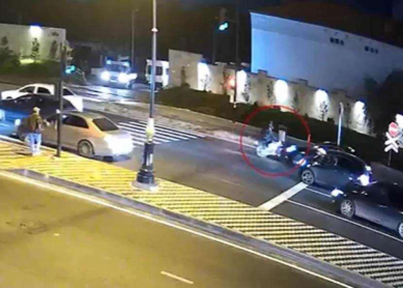 Bakıda maşın qırmızı işıqda keçən motosikleti vurdu - VİDEO