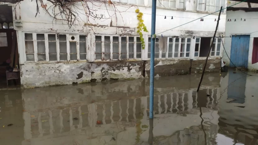 Qubada güclü yağış fəsadlara səbəb oldu: həyətləri su basdı - FOTO
