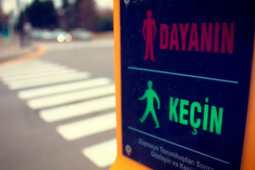 Bu küçədə yol nişanları qəza vəziyyəti yaradır