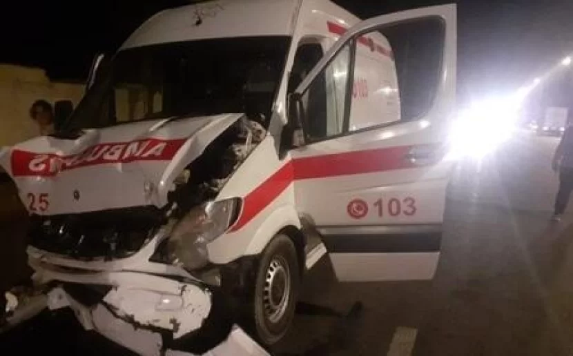 Təcili yardım maşını qəzaya uğrayıb - Həkimlər yaralandı