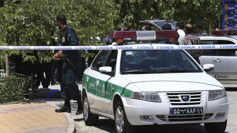 İranda polis bölməsinə silahlı hücum olub