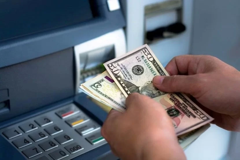 Saxta valyuta KRİZİ: Dollar satışı dayandırıldı