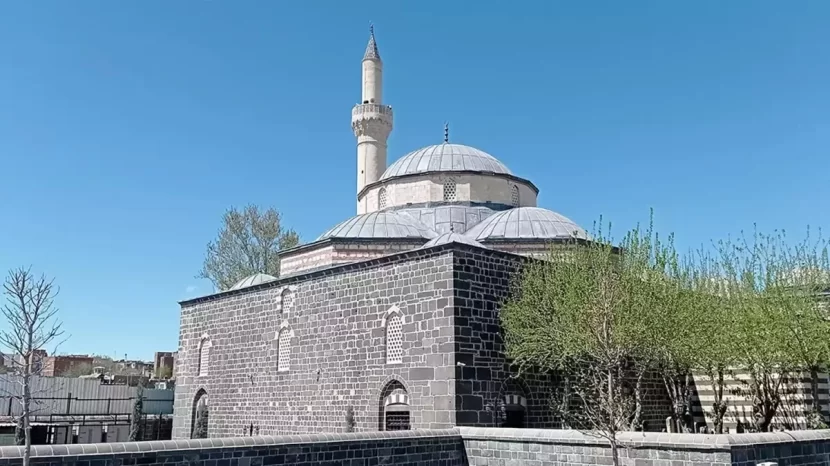 Məsciddə HƏYƏCANLI ANLAR: İnsanlar küçələrə axışdı - VİDEO