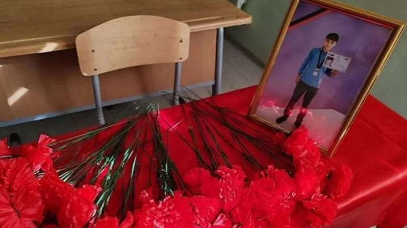 Partasına kitab-dəftər yerinə qərənfillər düzüldü...
