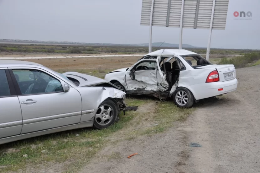 Biləsuvarda yol qəzası: Avtomobillər toqquşdu
