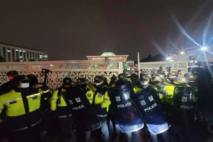 Cənubi Koreyada polislə müxalifət arasında toqquşma olub