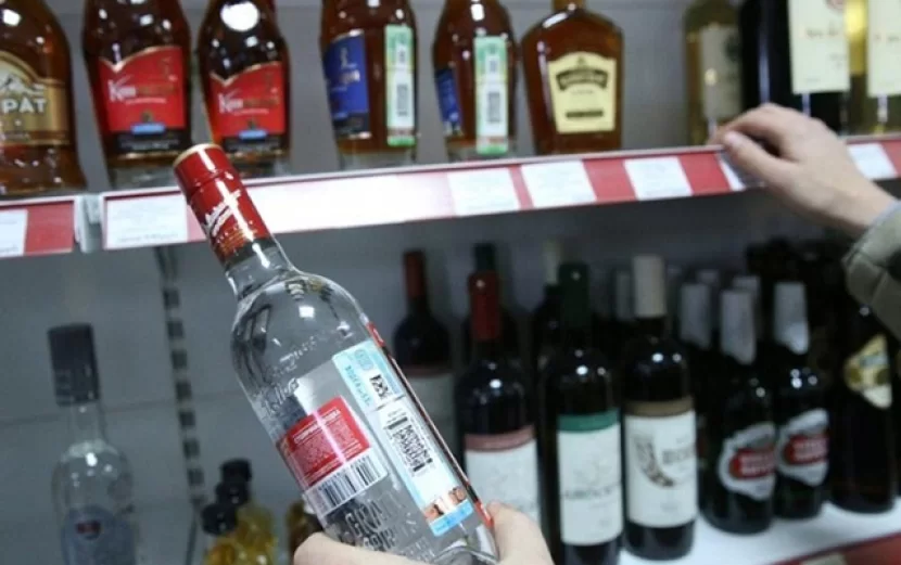 Alkoqollu içkiləri minimum qiymətdən aşağı satanlar cərimələnəcək