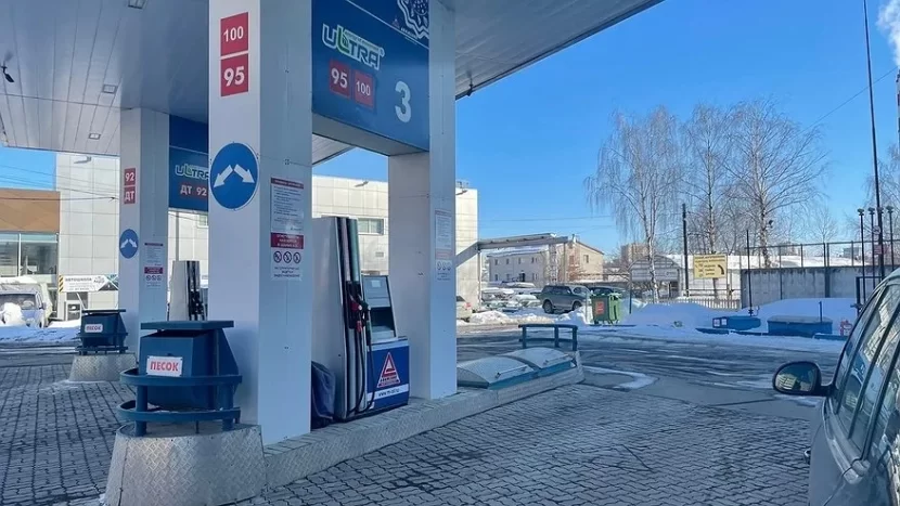 Benzin 35 qəpik bahalaşdı - Rusiyada