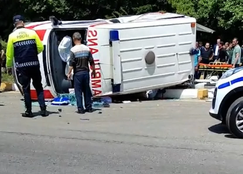 Bakıda qəzaya düşən ambulans aşdı - VİDEO