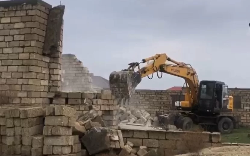 Bu ərazidə sənədsiz evlər söküldü - VİDEO