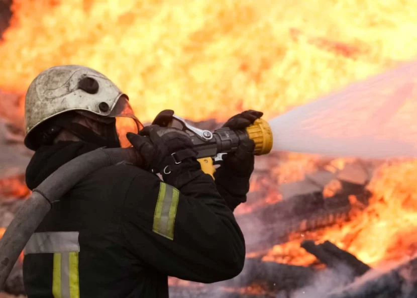 Sumqayıtda yaşayış binasında yanğın: Sakinlər təxliyə edildi - VİDEO