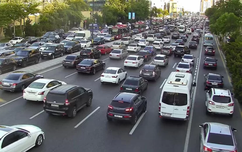 Yağışlı Bakının tıxaclı yolları - SİYAHI