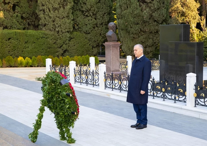 Əli Nağıyev Ulu Öndərin məzarını ziyarət etdi - FOTO/VİDEO