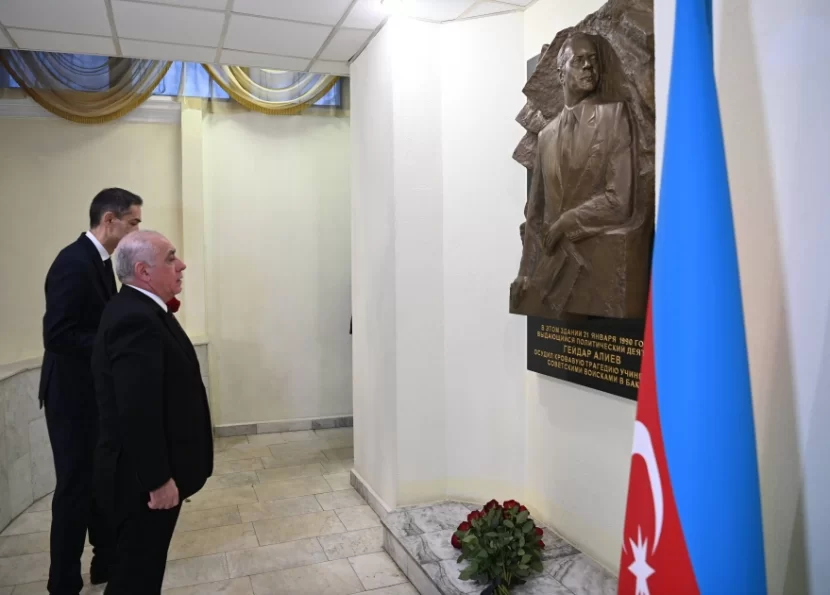 Baş nazir Heydər Əliyevin xatirəsini yad etdi - Fotolar