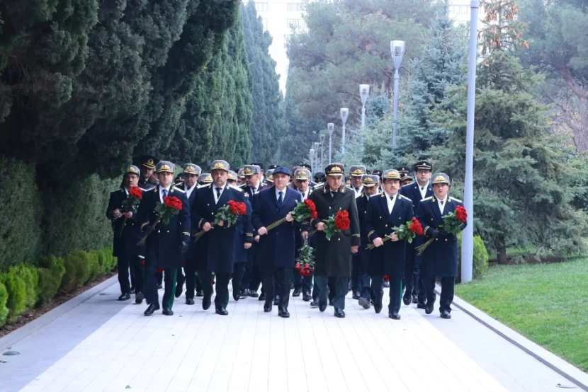 Baş Prokurorluğun əməkdaşları anım günü ilə bağlı Fəxri xiyabanı ziyarət etdi
