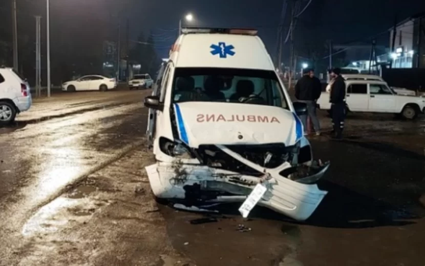 Təcili yardım maşınında qəzaya düşən xəstə öldü