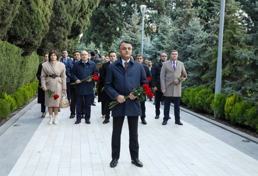 Ümummilli Lider Heydər Əliyevin anım günü ilə əlaqədar TƏBİB-in kollektivi Fəxri xiyabanı ziyarət ediblər