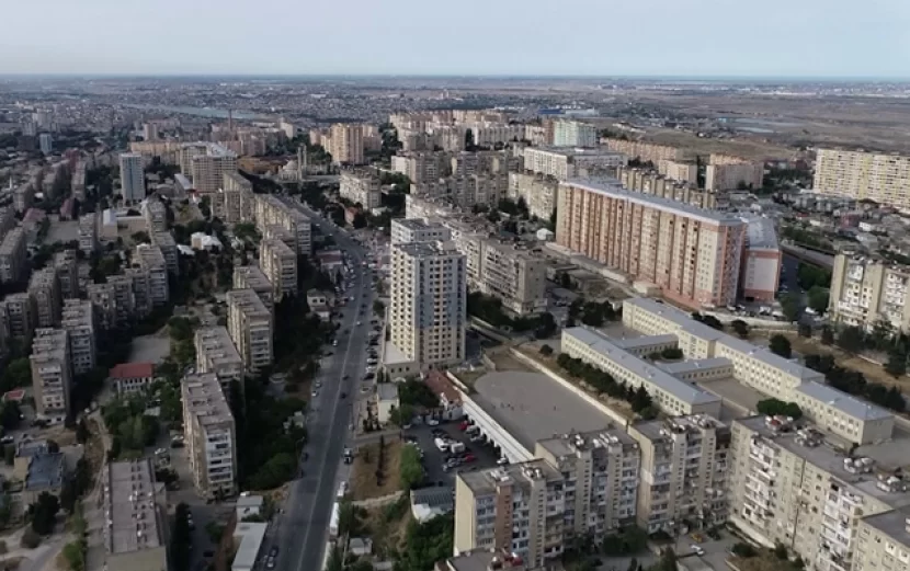Bakıda 200-dən çox bina qəzalı vəziyyətdədir - VİDEO