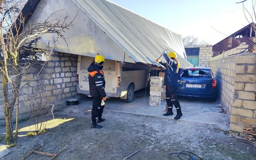Qəbələdə güclü külək talvarı maşınların üstünə aşırdı 