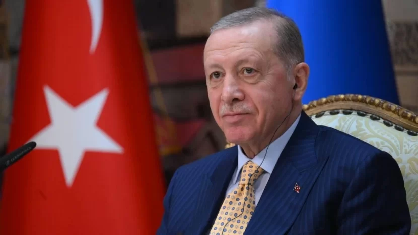 Ərdoğan hər kəsin gözü qarşısında onun əlini ÖPDÜ - VİDEO