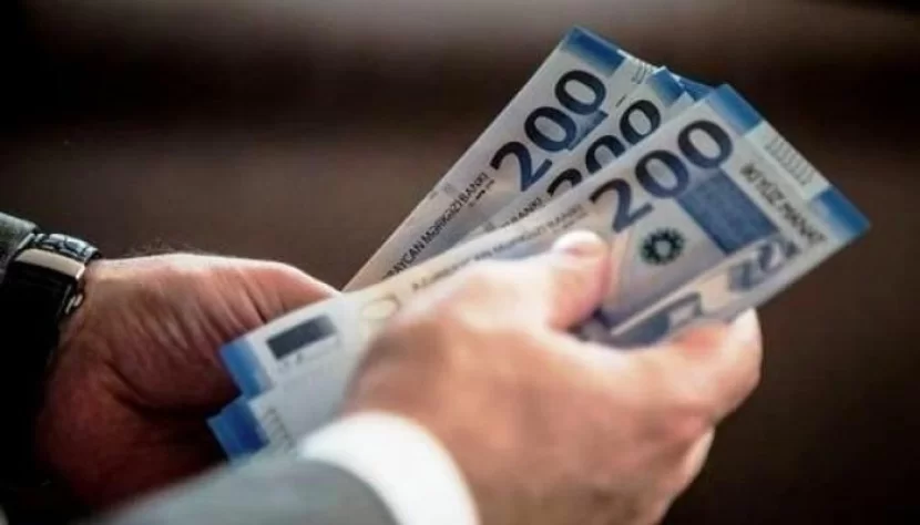 Bu həkimlər 3 min manatdan çox maaş alır - RƏSMİ