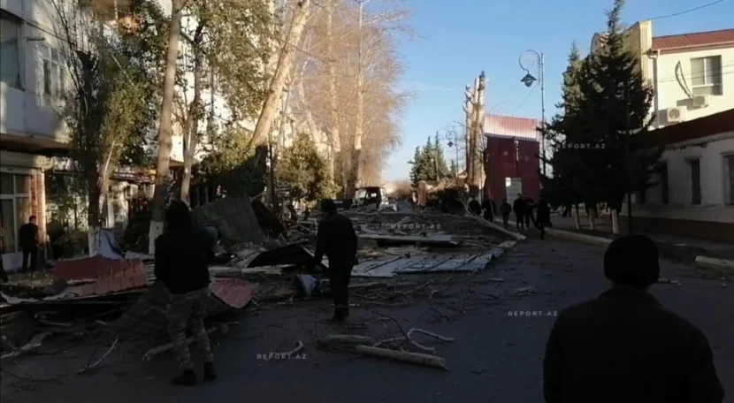 Üzərinə darvaza düşən kişi ÖLDÜ