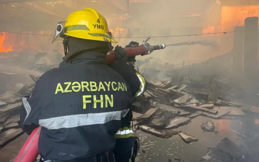 Sumqayıtda yaşayış binasında yanğın oldu