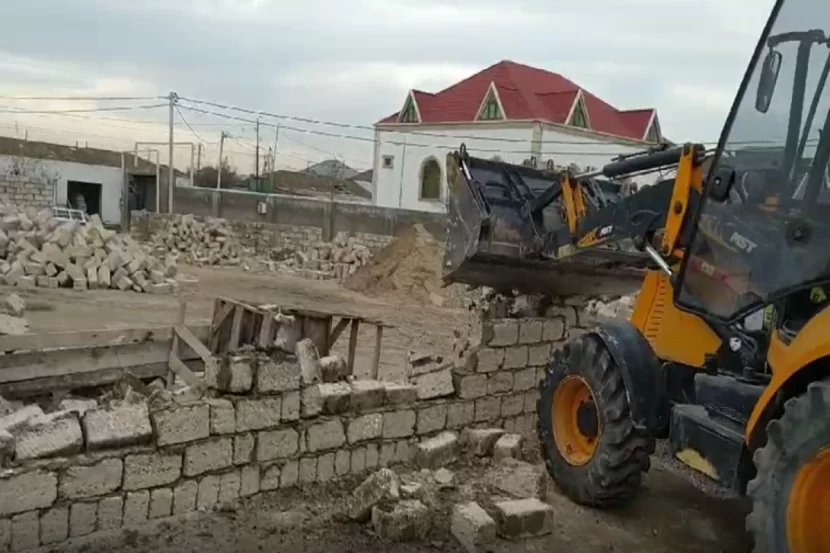 Qalada qanunsuz tikili söküldü - VİDEO