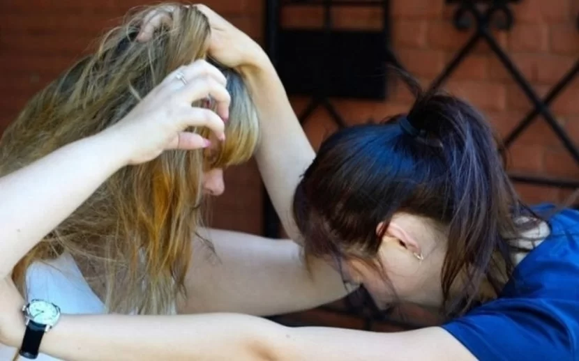 Qadınlar arasında kütləvi dava düşdü, bir neçə kişi bıçaq xəsarəti aldı