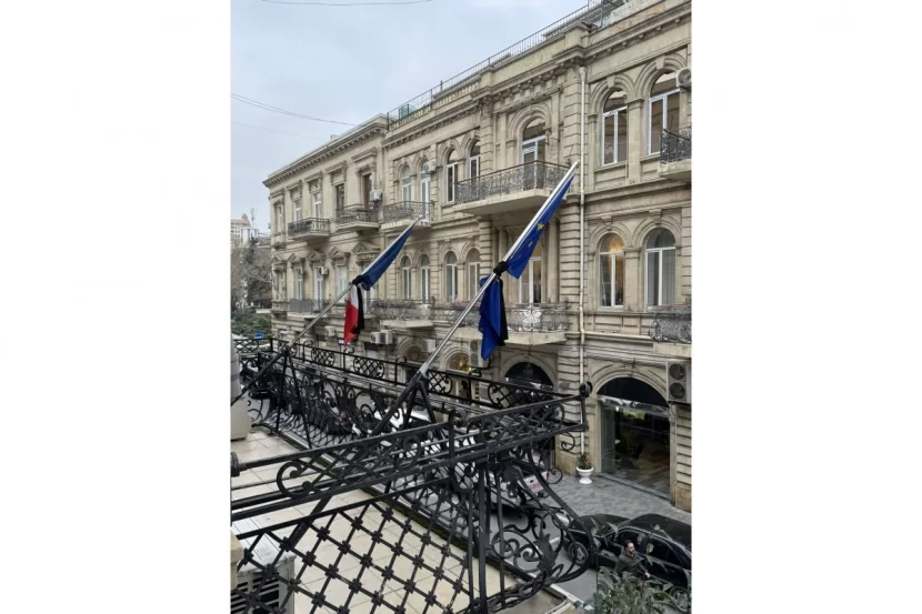 Fransanın Azərbaycandakı səfirliyində bayraqlar endirildi