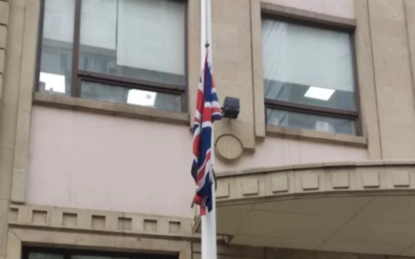 Britaniya səfirliyində bayraq endirildi