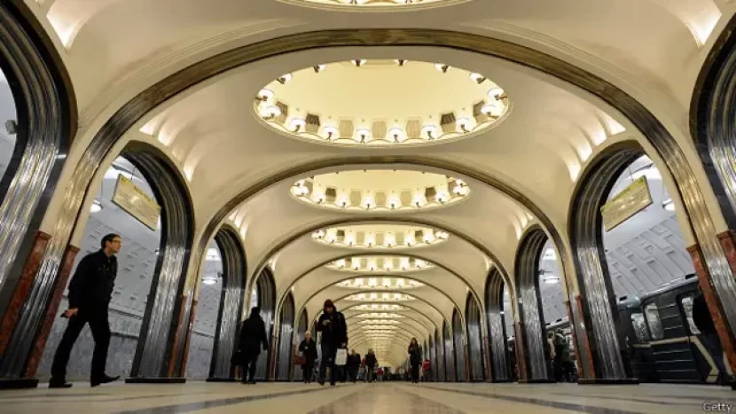 Moskva metrosunda DƏHŞƏT: Qan töküldü