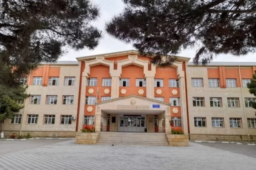 Bakının bu məktəbində biabırçılıq: Al-əlvan geyinib Putini… – FOTO