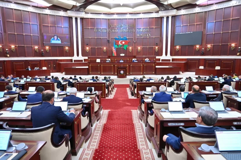 Parlamentdə ilin son iclası - Gündəlikdə dəyişiklik edildi