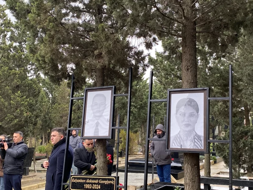 Ekipaj üzvləri dəfn olunur - Canlı