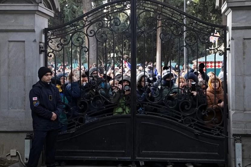 Gürcüstanda etirazçılar parlament binası yaxınlığındakı PROSPEKTİ BAĞLADI