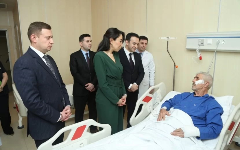 Ombudsman təyyarə qəzasında xəsarət almış şəxsləri ziyarət etdi