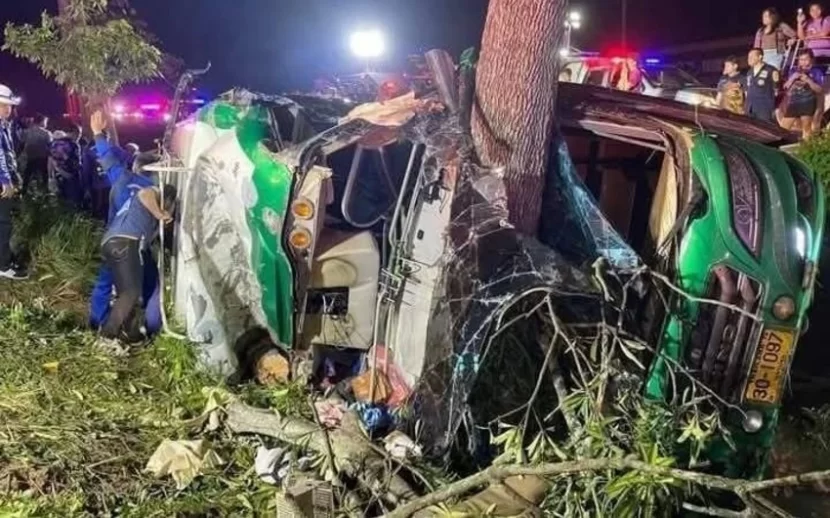 Avtobus ağaca çırpıldı, 8 nəfər öldü