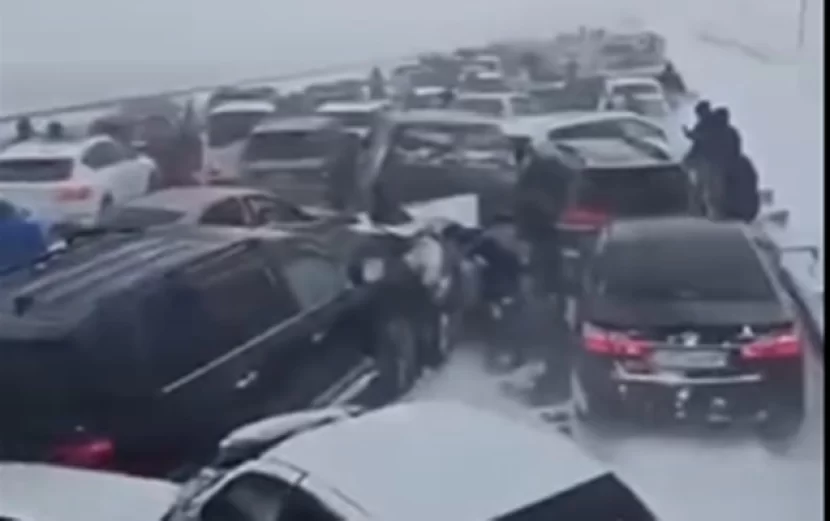 Qazaxıstanda 95 avtomobil toqquşdu - Yaralılar var
