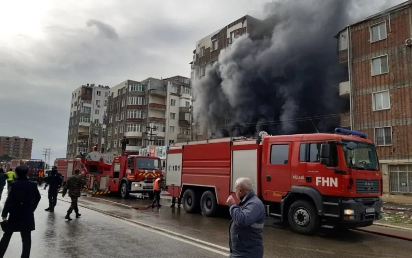Bakıda yaşayış binasındakı restoran yandı - VİDEO