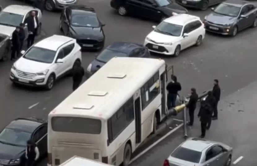 Bakıda avtobus qəza törətdi - VİDEO