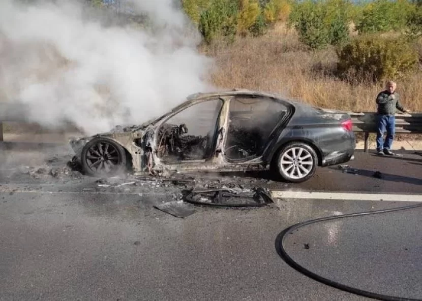 Ucarda minik avtomobili yandı