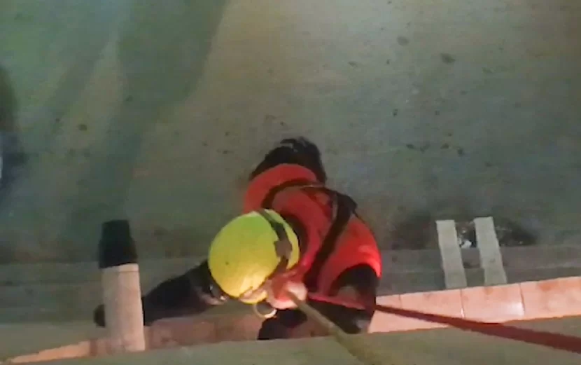 Bağlı qapı arxasında qalan azyaşlı xilas edildi - Video