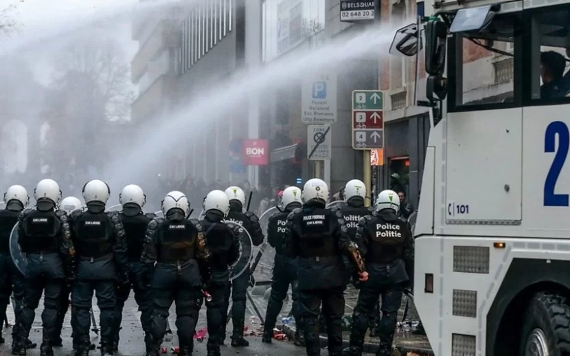 Brüsseldə etiraz aksiyasında dörd polis YARALANDI