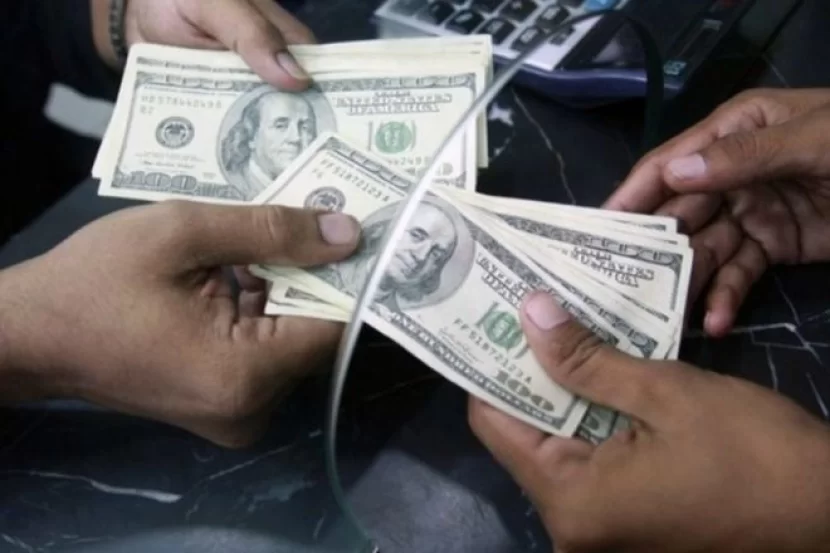 Dollar ən yüksək səviyyəyə qalxdı