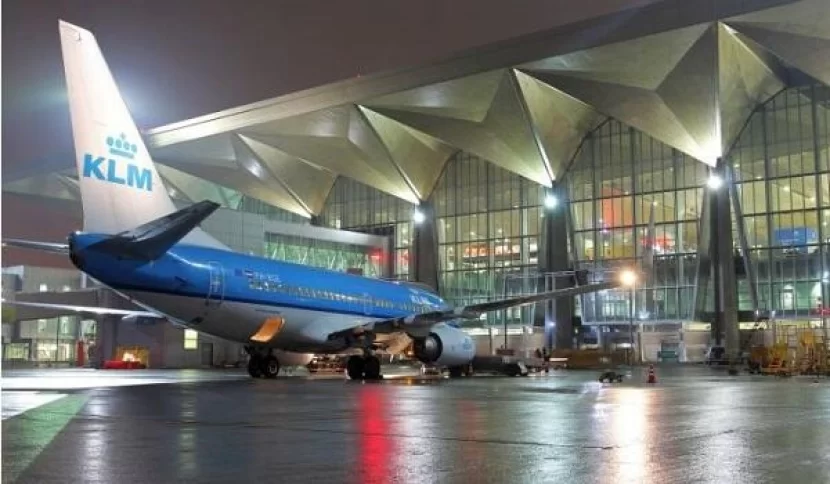 Piterdə sərnişinlər 27 saatdır aeroportda qaldı - Səbəb